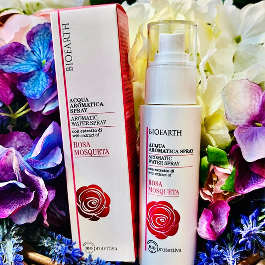 Acqua aromatica con acqua di Rosa damascena da agricoltura biologica ed estratto di Rosa mosqueta. Fresca e leggera, adatta a tutti i tipi di pelle, anche le più delicate. Può essere utilizzata quotidianamente come o subito dopo il tonico oppure all’occorrenza per rivitalizzare la pelle del viso in qualsiasi momento della giornata.