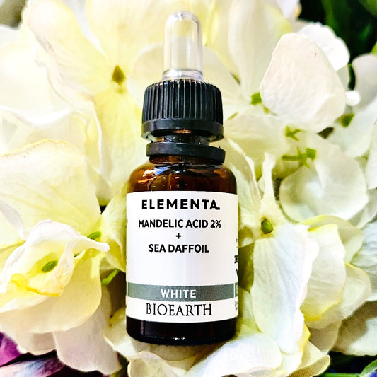 Soluzione concentrata di ACIDO MANDELICO 2% ED ESTRATTO DI GIGLIO MARINO (dalle testate proprietà anti-macchia) in una base attiva con succo di Aloe vera biologico. Senza profumazioni aggiunte