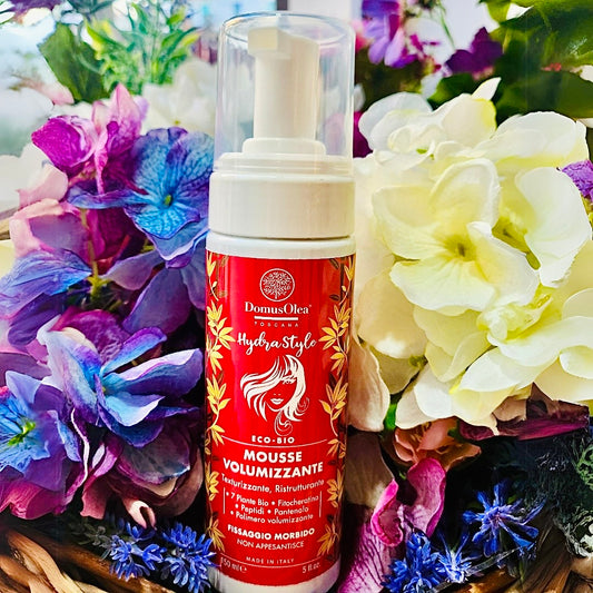Morbida Mousse dal profumo inebriante ed esotico, senza alcol, adatta a capelli ricci, mossi e lisci, ideale per donare maggior volume e pienezza alla chioma, senza appesantire o appiccicare i capelli, dando un tocco arioso con tenuta da leggera a media, per garantire una morbidezza naturale. Ricca di sostanze funzionali rivitalizzanti per la cute e ristrutturanti per il capello, aiuta a mantenerlo sano, leggero e luminoso.
