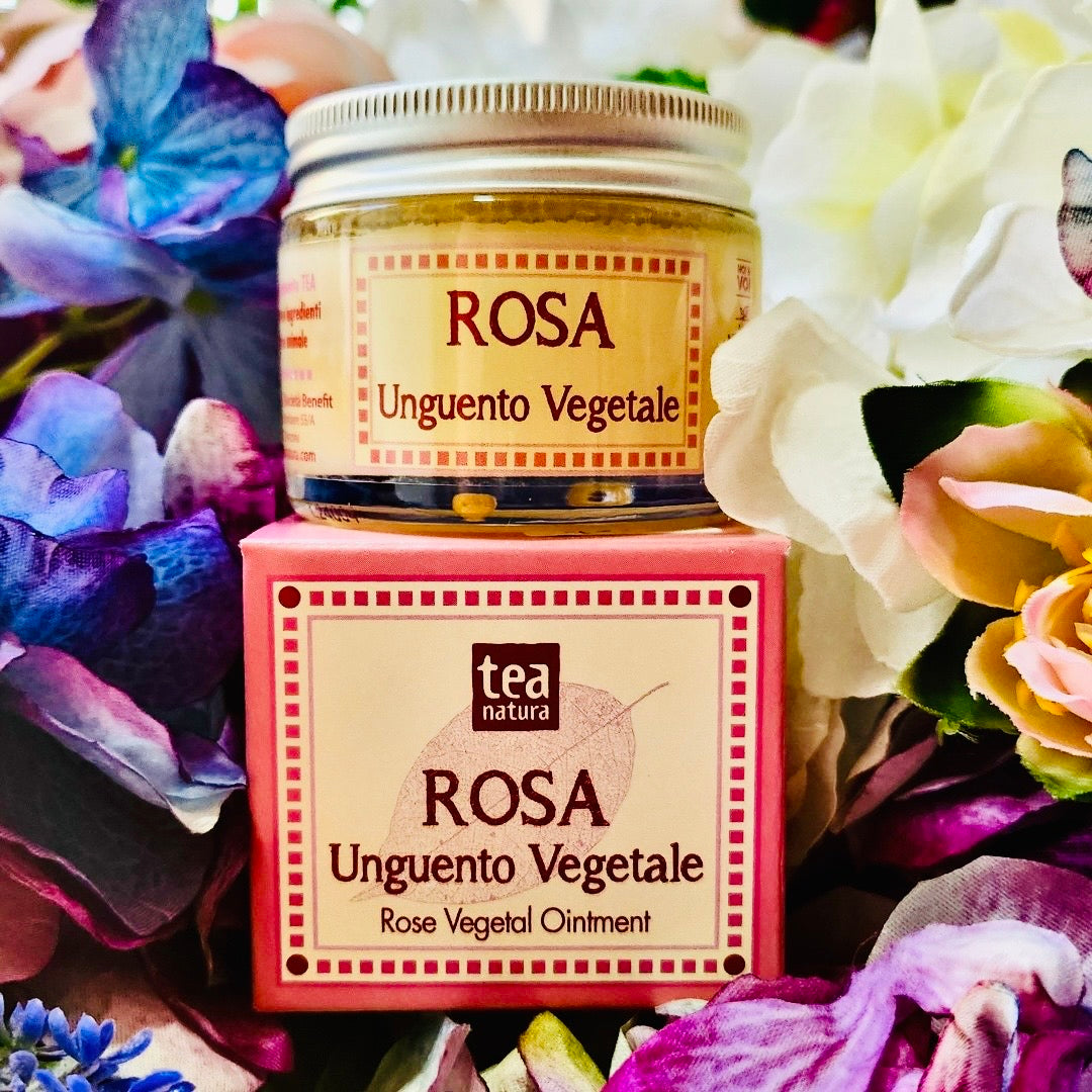 Nutriente, Emolliente e per Couperose L'unguento alla Rosa Tea è un rimedio principe per la bellezza della pelle che mantiene sana e vellutata. Ottimo per pelli secche e sensibili, per le sue qualità aromatiche, emollienti ed antinfiammatorie, si rivela utile contro la rottura dei capillari (couperose). Può essere usato come dopobagno per nutrire e riequilibrare la pelle del viso e del corpo.