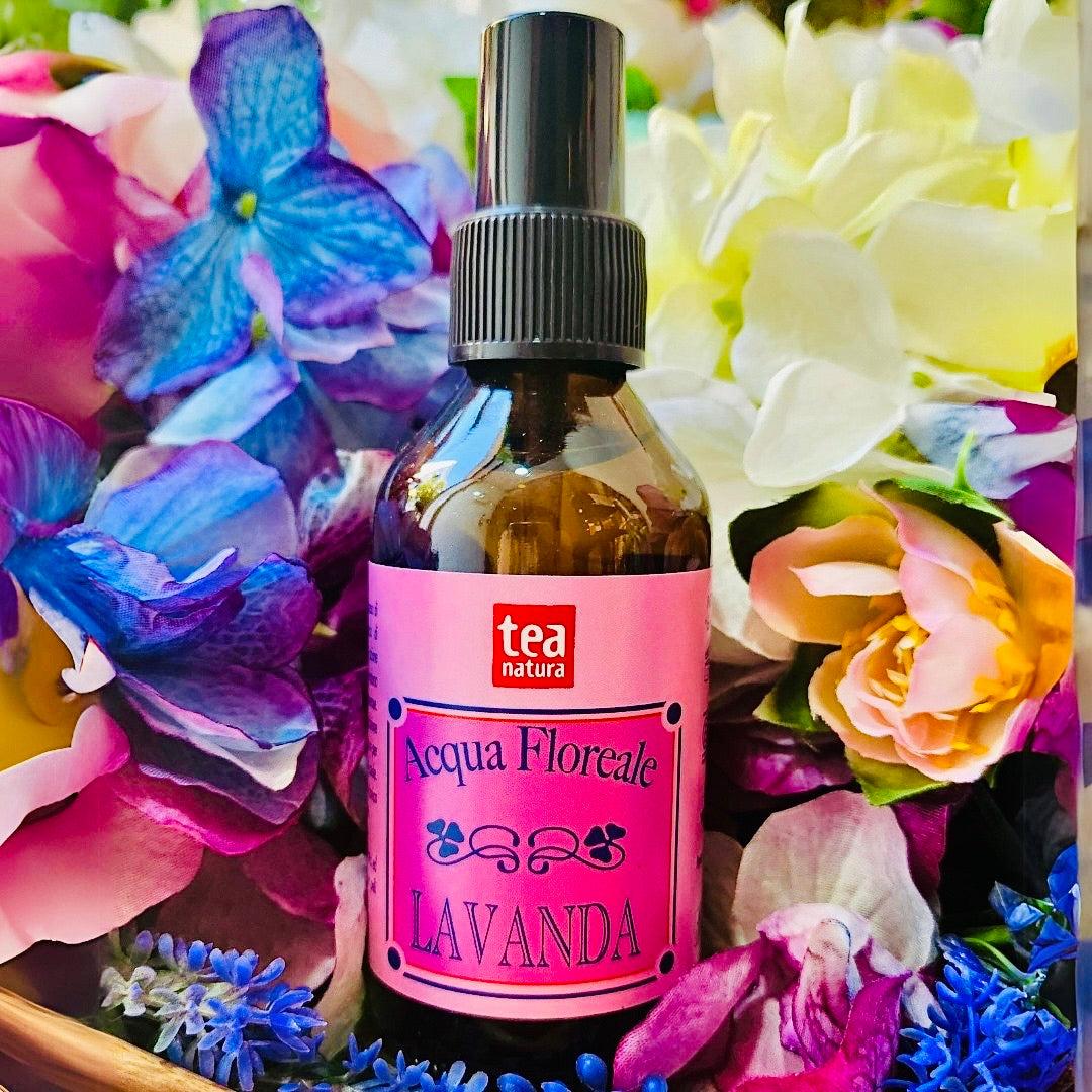 ’idrolato di Lavanda è ottenuto durante il processo di distillazione a vapore dei fiori di Lavanda di produzione italiana e biologica. La sua azione astringente, calmante e purificante, la rendono indicata per le pelli sensibili secche o con couperose.