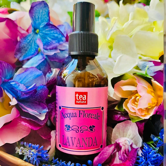 ’idrolato di Lavanda è ottenuto durante il processo di distillazione a vapore dei fiori di Lavanda di produzione italiana e biologica. La sua azione astringente, calmante e purificante, la rendono indicata per le pelli sensibili secche o con couperose.