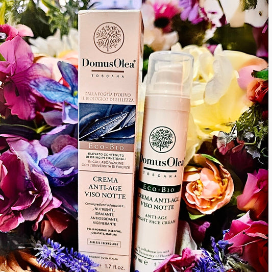 Emulsione corposa, dalla profumazione delicata, indicata per il trattamento notturno anti-age di PELLI NORMALI o SECCHE, DELICATE, MATURE. Ricca in sostanze antiossidanti, idratanti e nutrienti, aiuta a contrastare lo stress ossidativo alla fine di una giornata e a ricreare un restitutivo film idrolipidico dopo la detersione serale, per sostenere la pelle nel suo naturale processo di rigenerazione notturna e di recupero della funzione barriera.