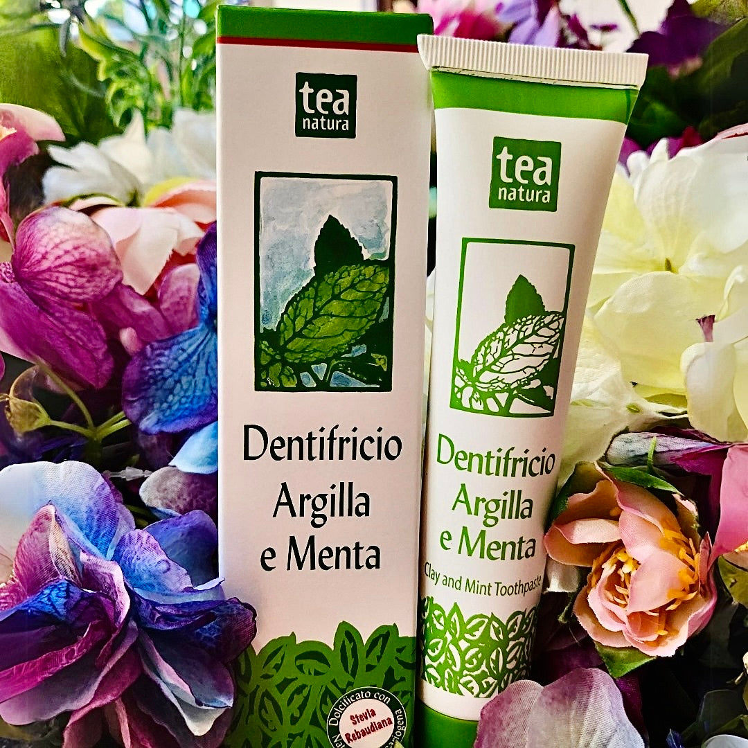 Il Dentifricio Argilla e Menta aiuta a proteggere e conservare sani denti e gengive. Nella formulazione della pasta dentifricia sono stati selezionati gli elementi naturali più efficiaci a questo scopo ed è il primo dentifricio dolcificato con la Stevia Rebaudiana.