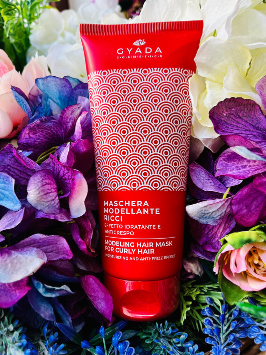Maschera per capelli ricci e crespi a base di ingredienti ad intensa azione idratante ideale per restituire morbidezza ed elasticità ai capelli secchi, crespi e sfibrati.