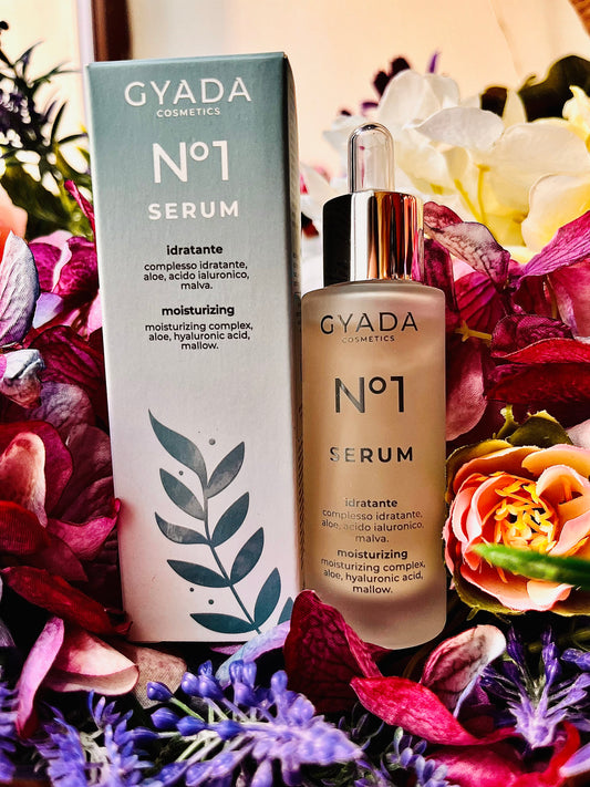 Contiene un innovativo Complesso Idratante a base di Urea, Fruttosio, Inositolo e Niacinamide che consente di trattenere un maggior numero di molecole d’acqua sulla superficie della pelle e di ridurne l’evaporazione. Arricchito con Succo di Aloe Vera Biologico, Acqua di Fiori d’Arancia, Acido Ialuronico a triplice peso molecolare, Vitamina C stabilizzata ed estratti di Malva e Uva, svolge anche un’azione illuminante ed antiossidante.