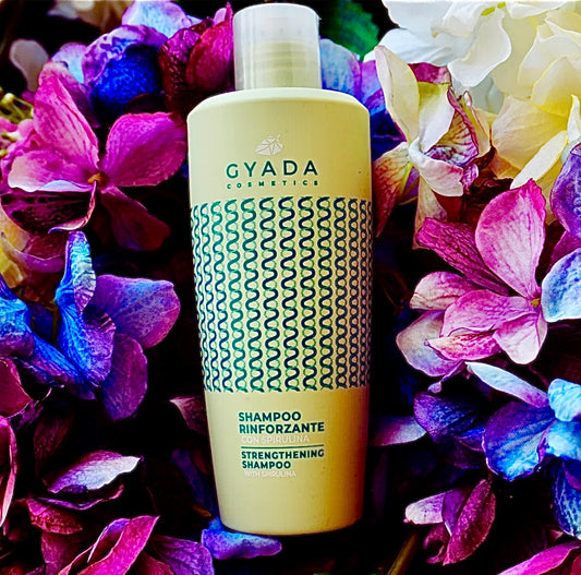 Shampoo rinforzante per capelli fragili, stressati e con tendenza al diradamento. Genera una soffice schiuma che deterge delicatamente la cute e aiuta a ristabilirne l’equilibrio idrolipidico.