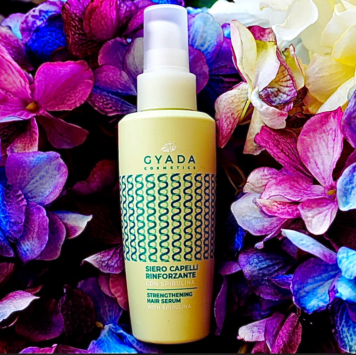 Contiene Spirulina (ricca in Vitamine, Aminoacidi e Sali minerali), Avena, Equiseto e Ginseng dalle proprietà ristrutturanti, Acqua di Limone dall’azione lucidante e Proteine da Grano e Soia dalle proprietà idratanti e filmogene.