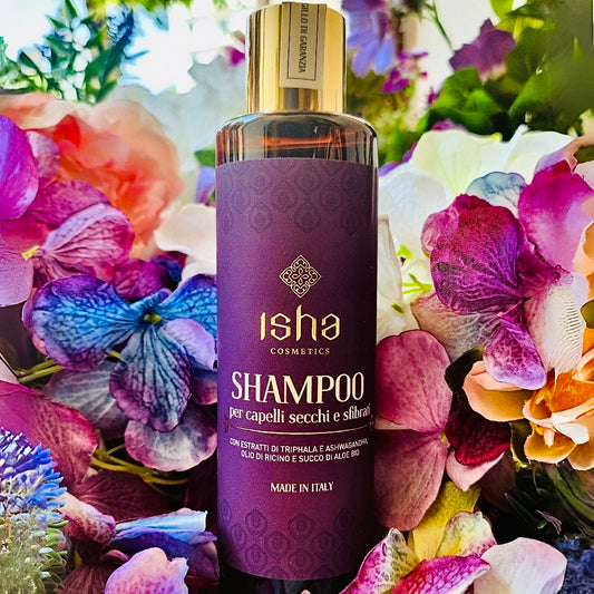 Lo shampoo per capelli secchi ISHA è formulato con tensioattivi naturali e arricchito di estratti ayurvedici di Triphala e Ashwagandha.