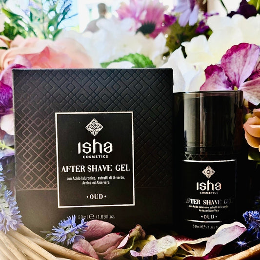 Il gel dopo barba ISHA, è un concentrato di preziosissimi attivi in grado di lenire ed idratare anche le pelli più sensibili nella fase post rasatura. Formulato con acido ialuronico, estratti di tè verde del Marocco, aloe vera ed arnica montana. Le preziose note di Oud si combinano a note di cuore di Mirra ed Incenso e con note di fondo di Ambra e legni, un profumo avvolgente e sensuale dedicato a uomini che, amano il massimo della qualità, senza compromessi.