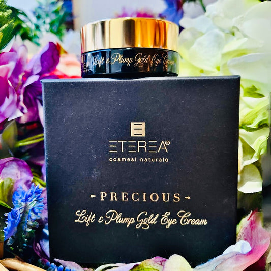 Prezioso trattamento contorno occhi, con una formula innovativa che offre effetti liftanti, rimpolpanti e illuminanti, arricchito da attivi naturali che nutrono in profondità, con un risultato levigante e tensore. Lift & Plump Gold Eye Cream agisce su molteplici fronti: rinforza, idrata e tonifica l'epidermide; illumina lo sguardo; rimpolpa e rassoda la pelle.