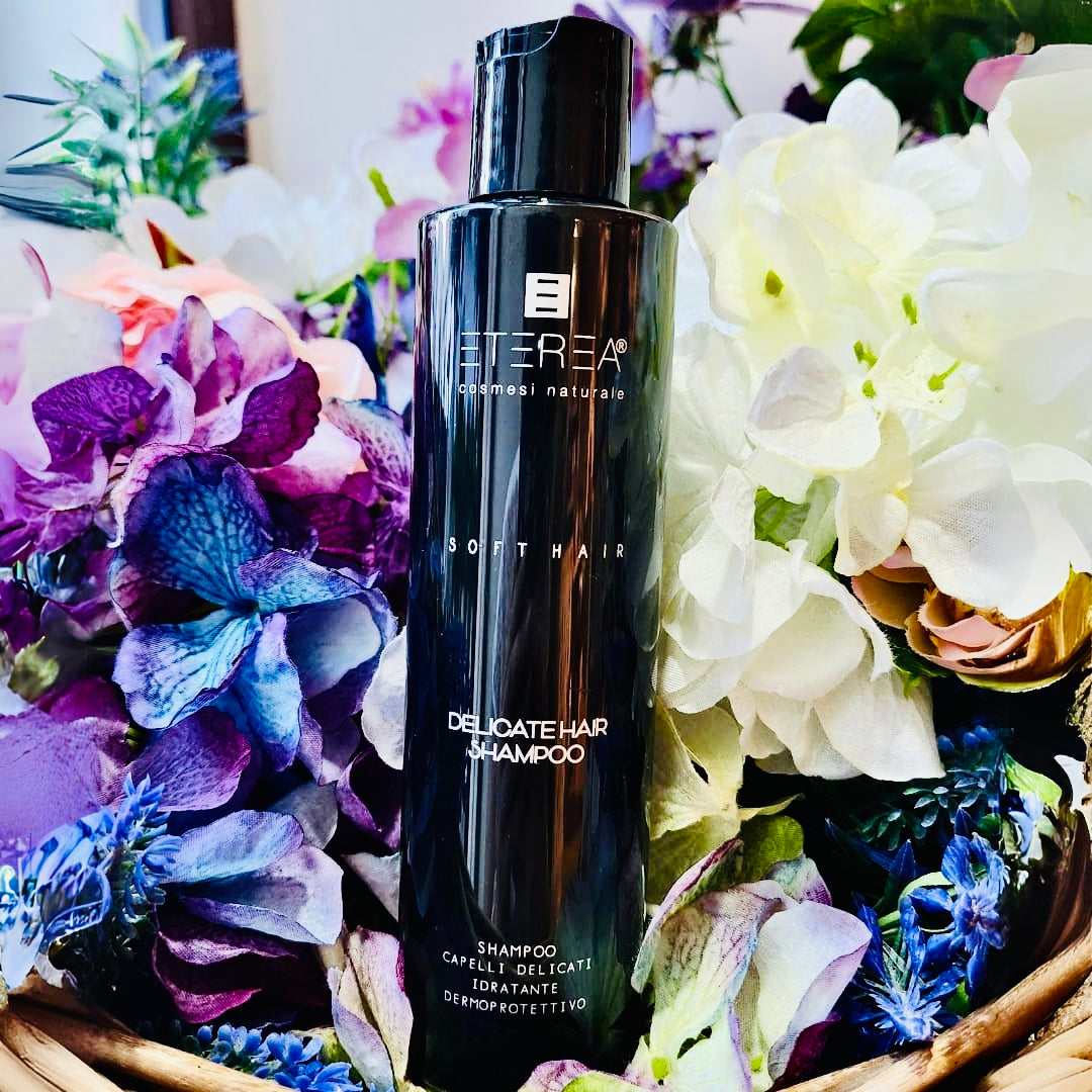 Shampoo formulato per detergere in profondità ma con delicatezza, per un’efficace azione dermoprotettiva. La formula agisce con efficacia lenitiva, calmante e ristrutturante.
Rinvigorisce il fusto capillare idratandolo in profondità e allo stesso tempo previene l’invecchiamento del capello. La chioma apparirà luminosa e leggera.