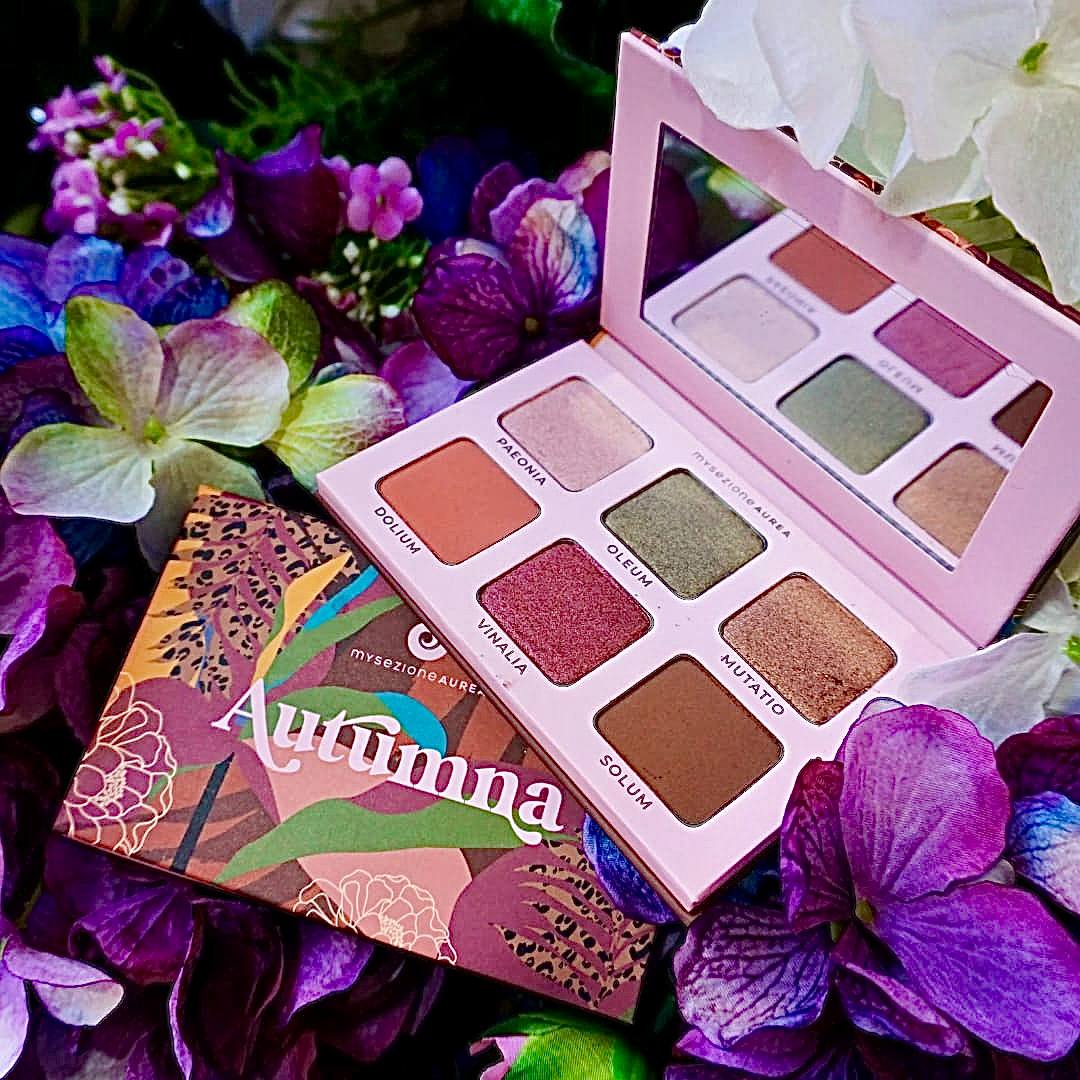 Autumna è una Eco Palette di 6 ombretti dalle colorazioni neutro-calde che richiamano la stagione armocromatica dell'autunno, ideale per make'up da giorno, da sera e da occasioni importanti. Formulati in collaborazione con un'esperta in Armocromia, i 6 eye-shadow di Autumna sono ricchi di Olio di Ricino e Olio di Argan Biologico. Gli ombretti, inoltre, contengono un prezioso ingrediente funzionale, l'Acido Ialuronico che permette di contrastare i segni del tempo, ammorbidire e proteggere la pelle.