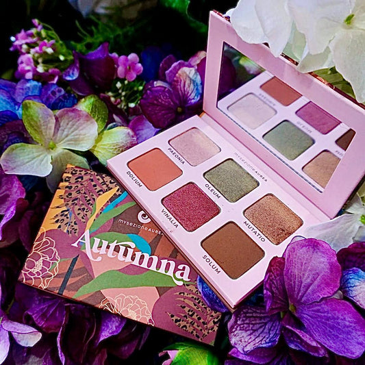 Autumna è una Eco Palette di 6 ombretti dalle colorazioni neutro-calde che richiamano la stagione armocromatica dell'autunno, ideale per make'up da giorno, da sera e da occasioni importanti.  Formulati in collaborazione con un'esperta in Armocromia, i 6 eye-shadow di Autumna sono ricchi di Olio di Ricino e Olio di Argan Biologico. Gli ombretti, inoltre, contengono un prezioso ingrediente funzionale, l'Acido Ialuronico che permette di contrastare i segni del tempo, ammorbidire e proteggere la pelle.