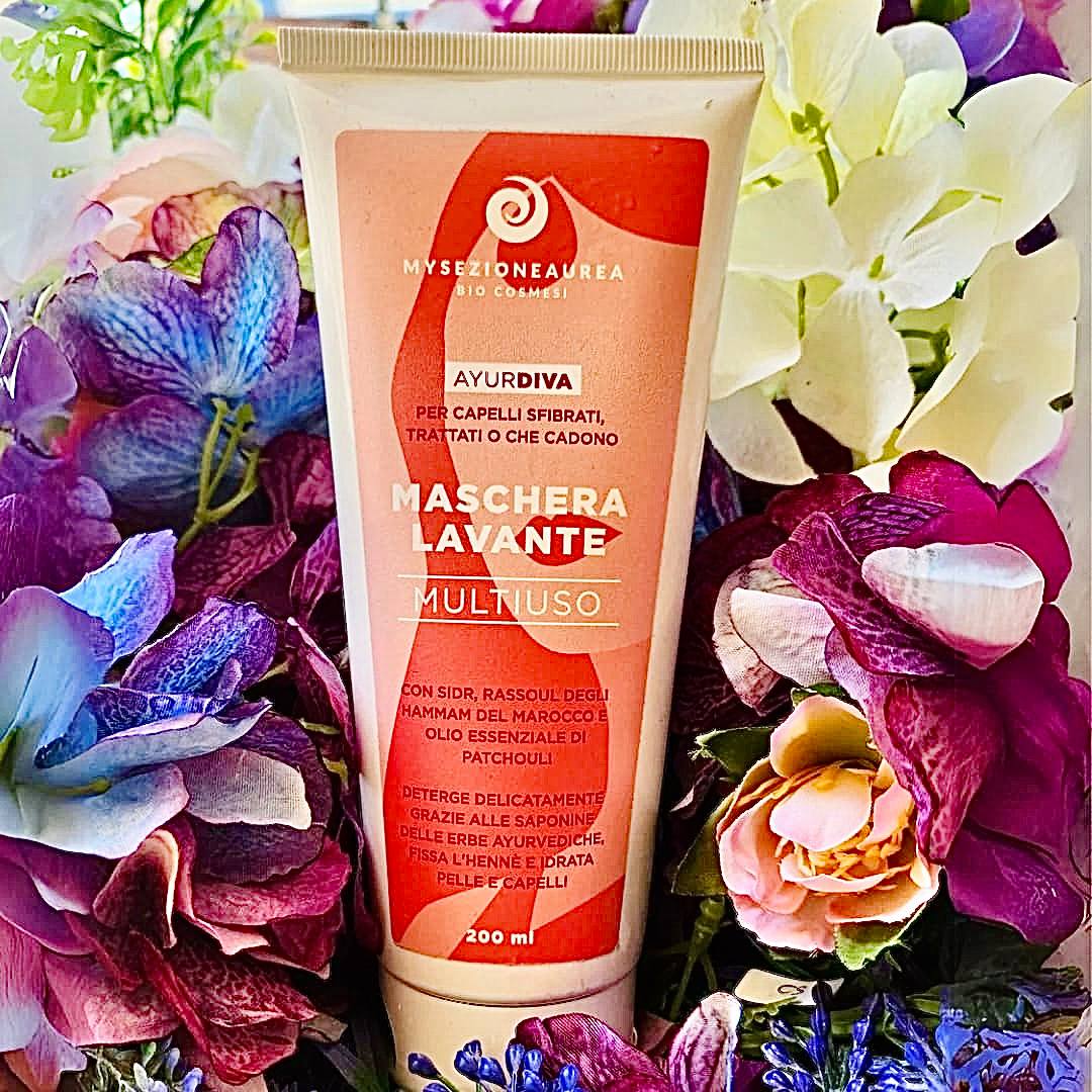 MASCHERA LAVANTE MULTIUSO AYURDIVA con sidr, rassoul degli hammam del Marocco e olio essenziale di patchouli. Deterge delicatamente grazie alle saponine delle erbe ayurvediche, fissa l'henné e idrata pelle e capelli. Indicato per lavaggi delicati su viso, corpo e capelli.