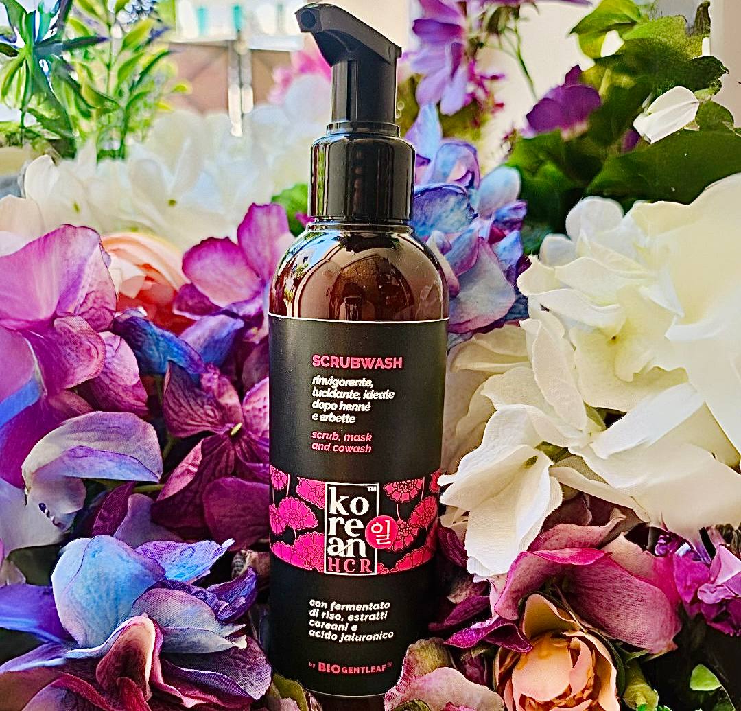 Un balsamo esfoliante che si usa sia come maschera pre shampoo che come lavaggio alternativo. Apporta preziose sostanze nutritive, lenitive e rigeneranti e libera i follicoli dalle impurità, restituendo leggerezza e vigore ai capelli. Rende i capelli morbidissimi e lucidi senza appesantirli.