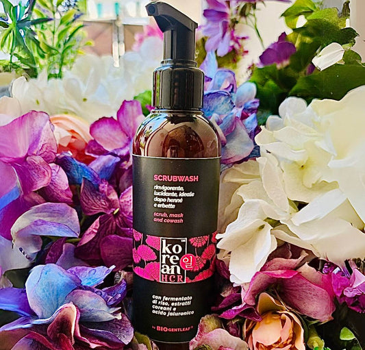 Un balsamo esfoliante che si usa sia come maschera pre shampoo che come lavaggio alternativo. Apporta preziose sostanze nutritive, lenitive e rigeneranti e libera i follicoli dalle impurità, restituendo leggerezza e vigore ai capelli. Rende i capelli morbidissimi e lucidi senza appesantirli.