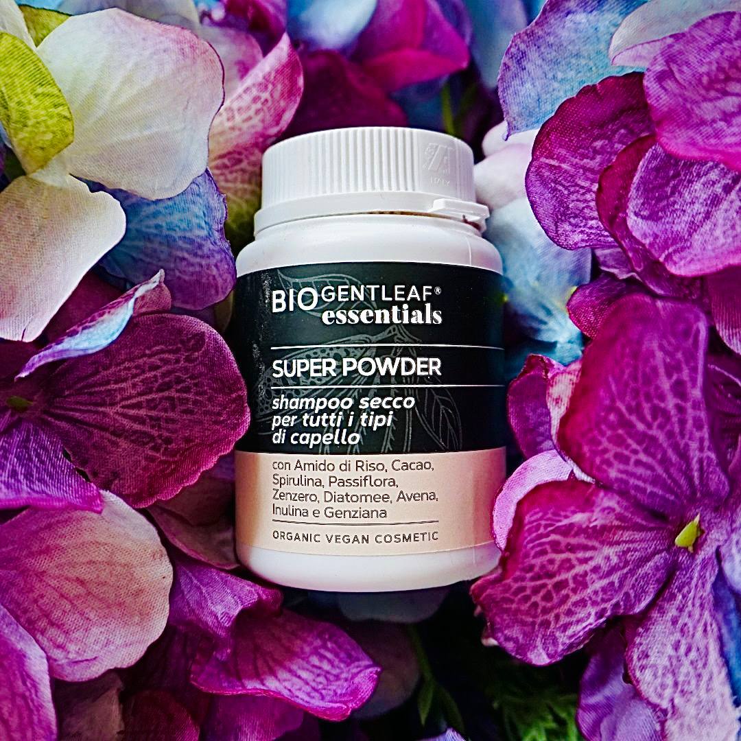 Una delicata polvere cosmetica composta solo da ingredienti attivi. Adatto a tutti i tipi di capello, ha un’azione deodorante ed astringente, agisce sulla cute in maniera delicata rispettandone il pH naturale. Al suo interno troviamo Amido di Riso, Cacao, Spirulina, Passiflora, Zenzero, Diatomee, Avena, Inulina e Genziana, attivi specifici che permettono di assorbire l’eccesso di sebo in modo da rendere i capelli nuovamente setosi e soffici.