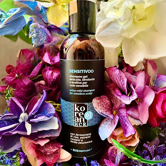 Sensitivoo è uno shampoo molto efficace ma delicato, che non secca le lunghezze ma pulisce in profondità cute e radici. Arricchito con gli estratti di Melograno e Kiwi, il prezioso acido Jaluronico, con il Biofermentato di Riso e gli estratti coreani, che mitigano l’azione dei tensioattivi ed apportano lucentezza, idratazione, morbidezza ai capelli.