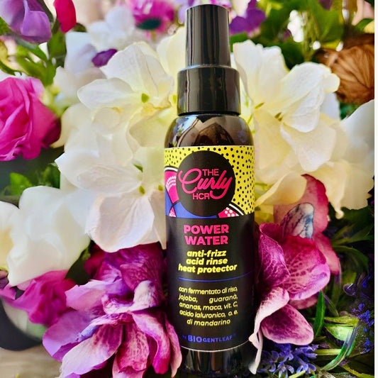 Questo pregiato mix di attivi ha una formula in spray leggera ma sostanziosa, che mette in risalto la texture naturale, riccia e ondulata. Ridefinisce, mantiene i capelli idratati, grazie alla miscela di attivi rinforzanti, stimolanti, idratanti. Garantisce ai tuoi ricci lucidità, morbidezza e super protezione. Ottimo per chiudere le cuticole e rendere elastici e forti i capelli.