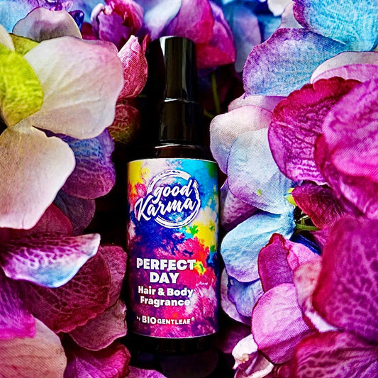 Un profumo orientale, speziato e caldo, avvolgente e con una buona persistenza, unito a un mix di attivi fermentati, Acerola, Riso, Rapanello, alla preziosa Papaya, e una ricca percentuale di veri e propri superfood: Acai, Noni, Melograno, Mangostano, Mela, Caffè.  Ti regala capelli luminosi, protetti, profumati e setosi. Non contiene alcol. Nota: speziata orientale – maschile e femminile