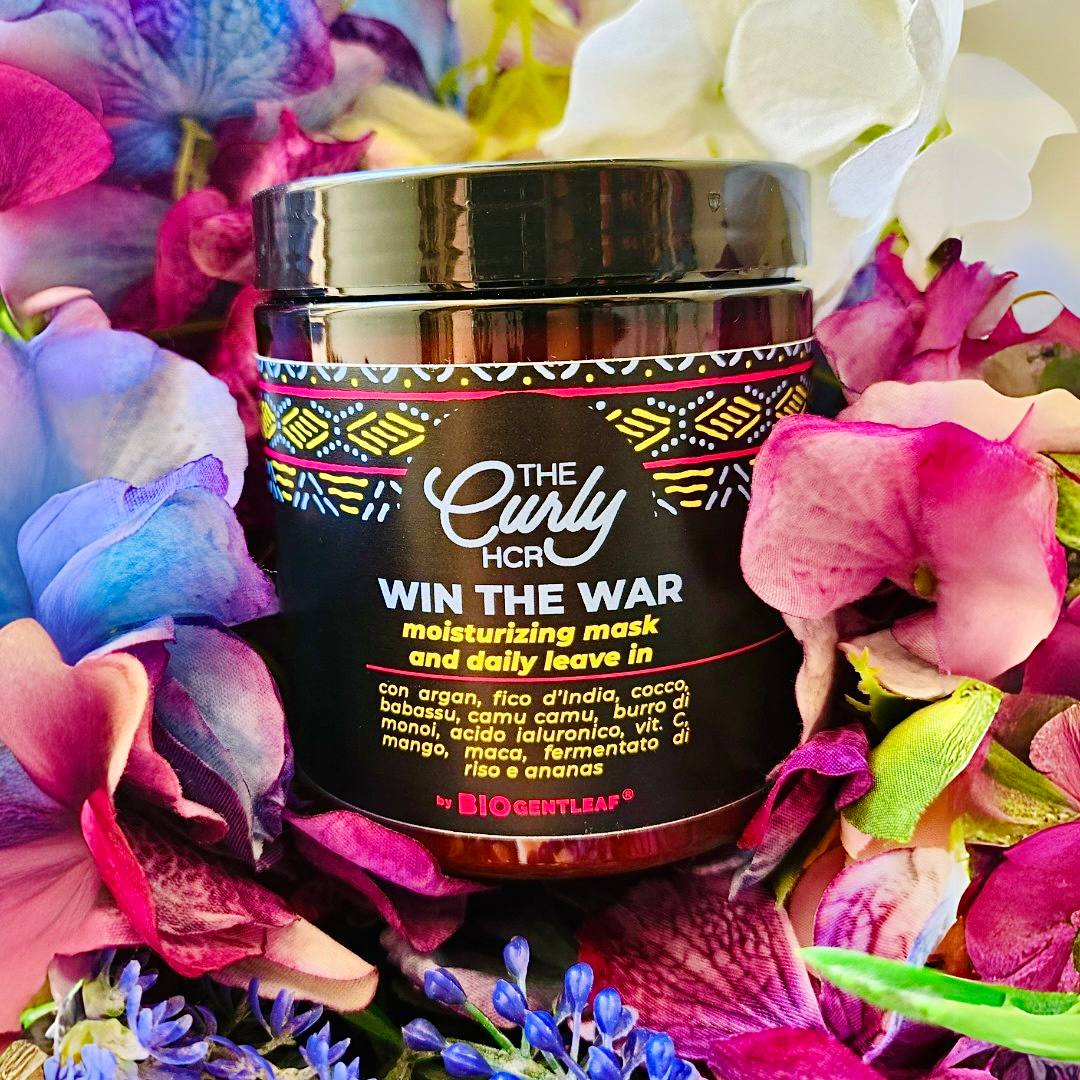 Questa maschera è il trattamento ideale per restituire una grande dose di idratazione e sigillarla all’interno del capello. Si tratta di un prodotto molto versatile, anzi di due prodotti in uno, perchè Win The War è sia una maschera post shampoo super idratante e districante, che un leave in conditioner, ideale per capelli ricci e super ricci (ma anche le lisce lo amano).
