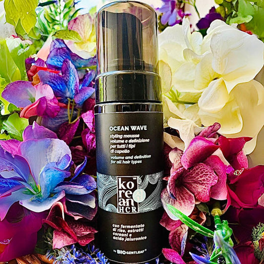 Ideale per i capelli ribelli, per dare un tocco finale di tenuta e stabilità, riducendo crespo ed il fenomeno del flyaway. Questa mousse, ricca di attivi lucidanti, rinvigorenti ed elasticizzanti, regala definizione, aggiunge texture e sostanze protettive che riparano dagli agenti esterni e dalla disidratazione. E’ meravigliosa anche per un veloce restyling nei giorni dopo il wash-day!