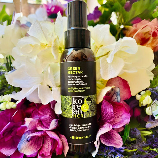 RISCIACQUO ACIDO, TERMOPROTETTORE Chiude le scaglie incrementando lucidità e vitalità, oltre ad avere un’azione preventiva rispetto a doppie punte ed effetto crespo. Migliora le difese di cute e capelli (azione astringente sul cuoio capelluto e rinforzante sulla fibra capillare).