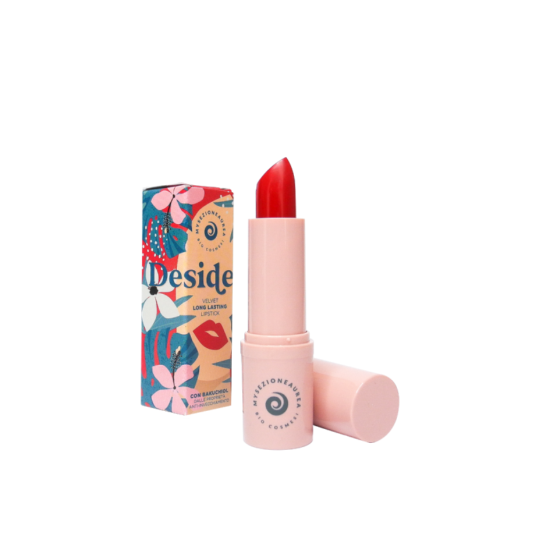 Velvet Long Lasting Lipstick DESIDERIA  Rossetto a lunga tenuta dal finish velvet demi matt.  Super confortevole sulle labbra, le rende morbide senza seccarle.  Formulazione naturale con almeno il 94% di ingredienti di origine naturale, contiene BAKUCHIOL, il RETINOLO VEGETALE dalle spiccate proprietà Anti-age.