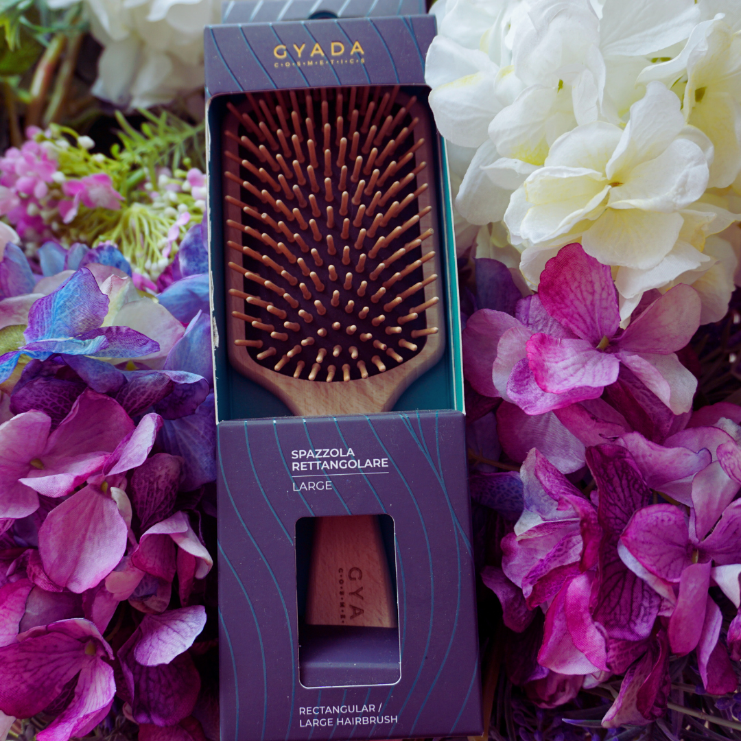 Spazzola rettangolare grande con struttura e dentini in legno di faggio. Le sue dimensioni la rendono ideale per districare capelli lunghi, molto lunghi e lisci.