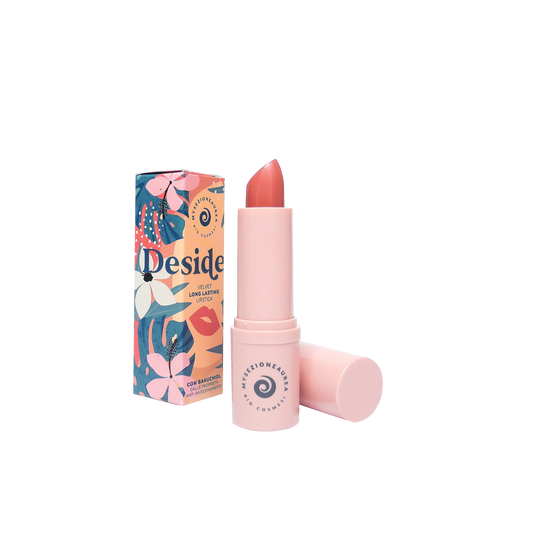 Rossetto a lunga tenuta dal finish velvet demi matt.  Super confortevole sulle labbra, le rende morbide senza seccarle.  Formulazione naturale con almeno il 94% di ingredienti di origine naturale, contiene&nbsp;BAKUCHIOL, il RETINOLO VEGETALE dalle spiccate proprietà&nbsp;Anti-age.  Glamour, fashion e, al contempo, funzionale: agisce sulle labbra idratandole, nutrendole e svolgendo azione elasticizante e tonficante agendo sulle micro rughette, atteniandole.