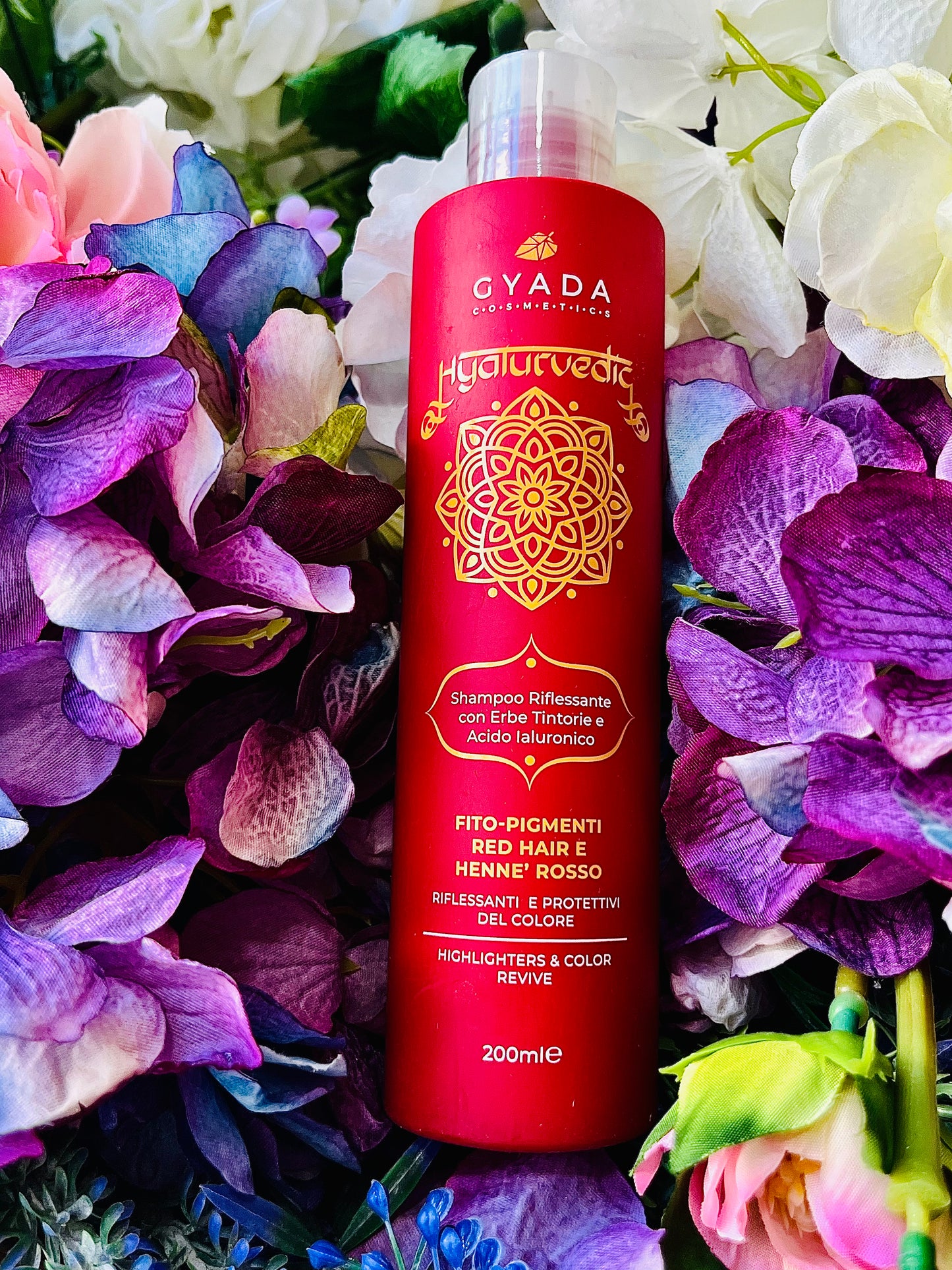 PER CAPELLI ROSSI  Shampoo riflessante per capelli rossi, naturali o trattati, con fito-pigmenti derivati da Ratania e Licopene che ravvivano e illuminano i riflessi e Acido Ialuronico dall’azione anticrespo. 