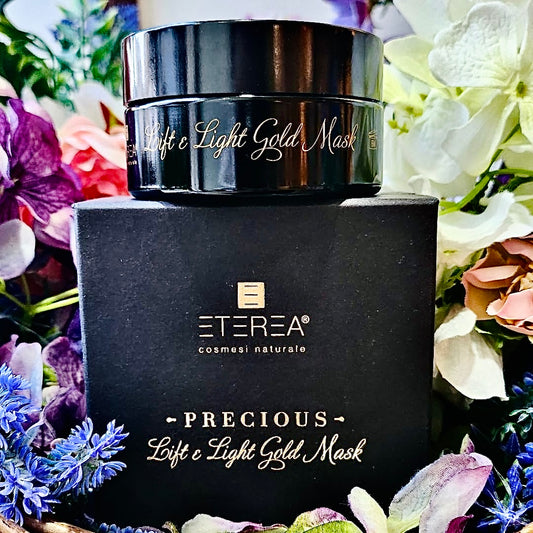 Una maschera viso formulata per esaltare la luminosità e la giovinezza della pelle, impreziosita da una selezione di ingredienti con proprietà anti-age, nutrienti e uniformanti.