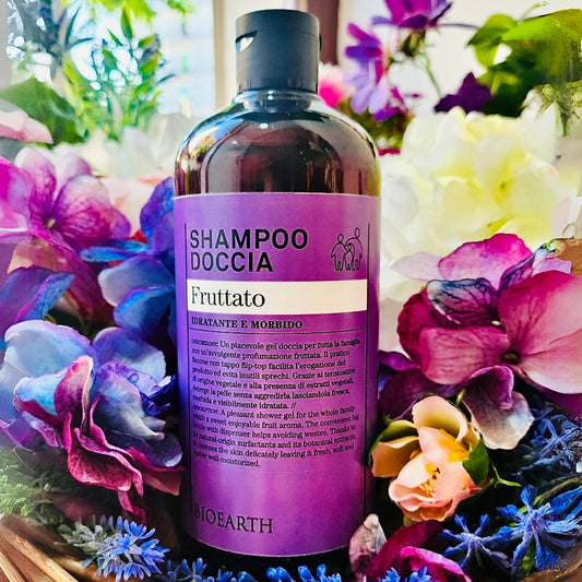 Un piacevole gel doccia per tutta la famiglia con un’avvolgente profumazione fruttata. Il pratico flacone con tappo flip-top facilita l’erogazione del prodotto ed evita inutili sprechi. Grazie ai tensioattivi di origine vegetale e alla presenza di estratti vegetali, deterge la pelle senza aggredirla lasciandola fre