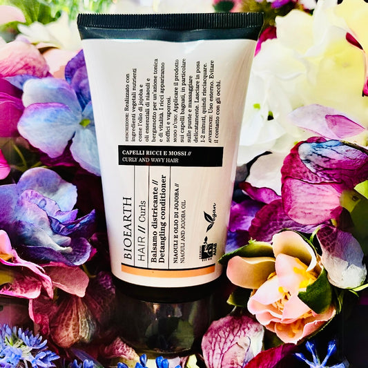 Dona capelli morbidi e ben districati contrastando l'effetto crespo. Realizzato con ingredienti vegetali nutrienti come l'olio di jojoba e oli essenziali di niauli e bergamotto per un'azione tonica e di vitalità. I ricci appariranno soffici e vaporosi.