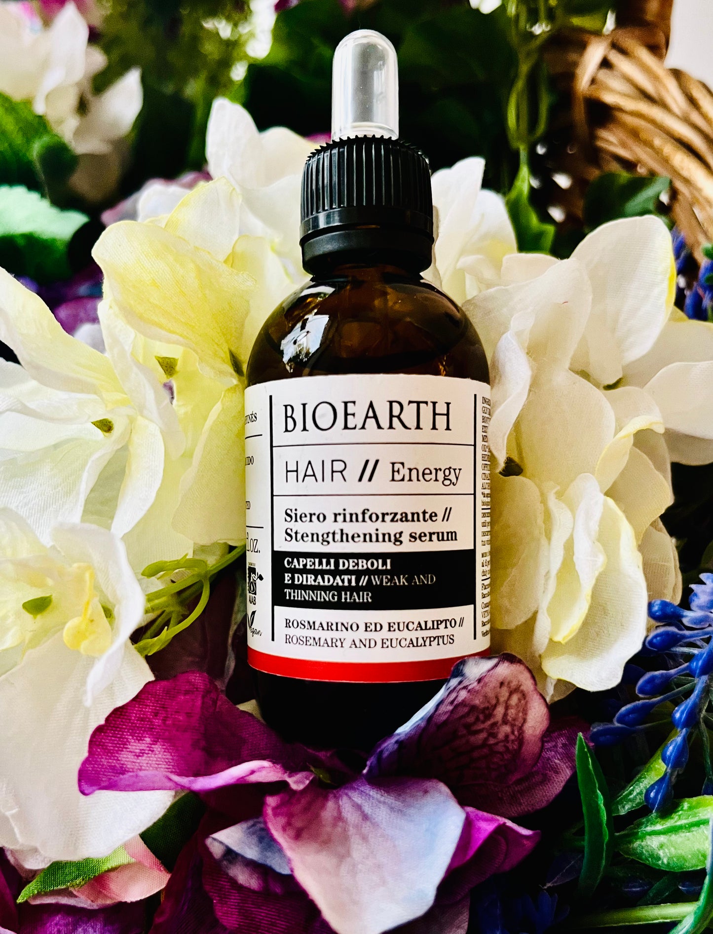 Siero ad azione tonica ed energica per capelli deboli e diradati. Contiene oli essenziali di rosmarino ed eucalipto utili per contrastare l'indebolimento dei capelli. Non unge. Si consiglia l’uso quotidiano per di 1 mese, da ripetersi 2-3 volte l’anno in particolare in autunno e primavera.