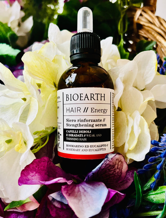 Siero ad azione tonica ed energica per capelli deboli e diradati. Contiene oli essenziali di rosmarino ed eucalipto utili per contrastare l'indebolimento dei capelli. Non unge. Si consiglia l’uso quotidiano per di 1 mese, da ripetersi 2-3 volte l’anno in particolare in autunno e primavera.