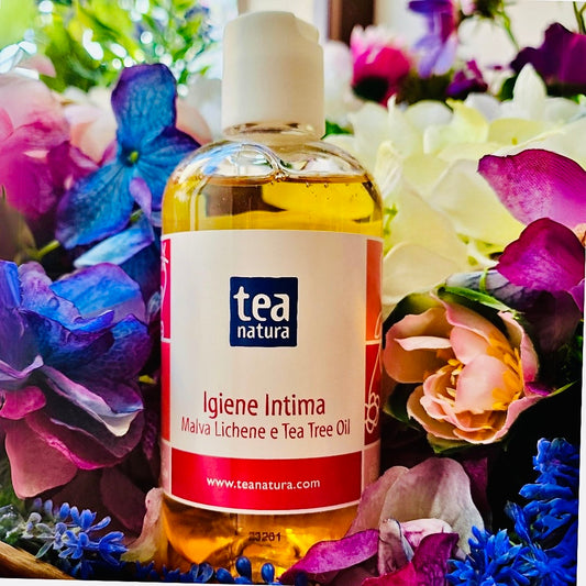 l detergente intimo Tea è caratterizzato dalla presenza in formula di estratti di Malva, ad azione emolliente e lenitiva, di Lichene d'Islanda e olio essenziale di Tea Tree Oil che svolgono azione antisettica, antibatterica, antimicotica ed igienizzante. 