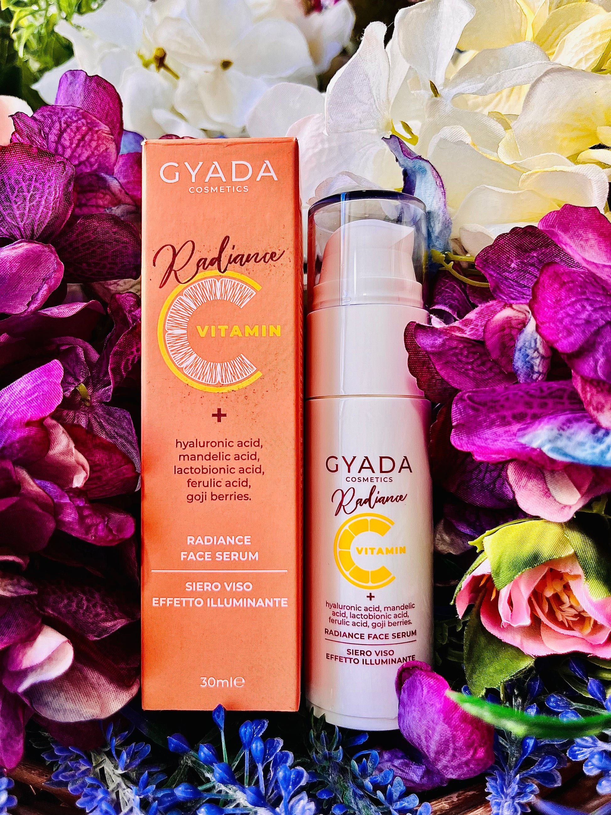 A base di Vitamina C ad alta concentrazione** stabilizzata, Acido Mandelico, Acido Lattobionico ed Acido Ferulico, che in sinergia illuminano ed uniformano il colorito, contribuendo a trattare le iperpigmentazioni legate all’invecchiamento, le discromie cutanee, i segni d’espressione, l’eccesso di sebo e stimolano la produzione di collagene ed elastina, rendendo la pelle tonica, elastica e luminosa. 