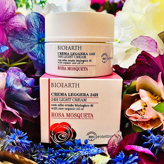 Formula adatta a tutti i tipi di pelle, in particolare quelle miste e grasse. Ideale come base per il trucco, è formulata con Acido ialuronico e olio crudo biologico di Rosa mosqueta e arricchita con acqua di Rosa damascena da agricoltura biologica.