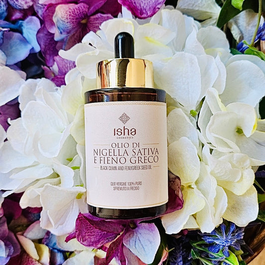 Olio ottenuto da prima spremitura a freddo dei semi di Nigella Sativa&nbsp; (chiamato anche cumino nero) e Fieno Greco in proporzione 50:50