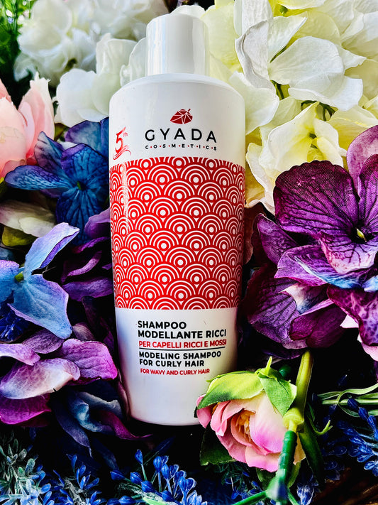 Uno shampoo pensato per la detersione dei capelli ricci e mossi che necessitano di un’azione elasticizzante e disciplinante. Grazie alla sua formulazione a base di tensioattivi molto delicati deterge delicatamente il cuoio capelluto, donando volume alle radici ed elasticità e morbidezza alla chioma. Contiene un mix di pregiati estratti vegetali che in sinergia al Succo di Aloe Vera e all’olio di Argan contribuisce al mantenimento di una chioma morbida e disciplinata.