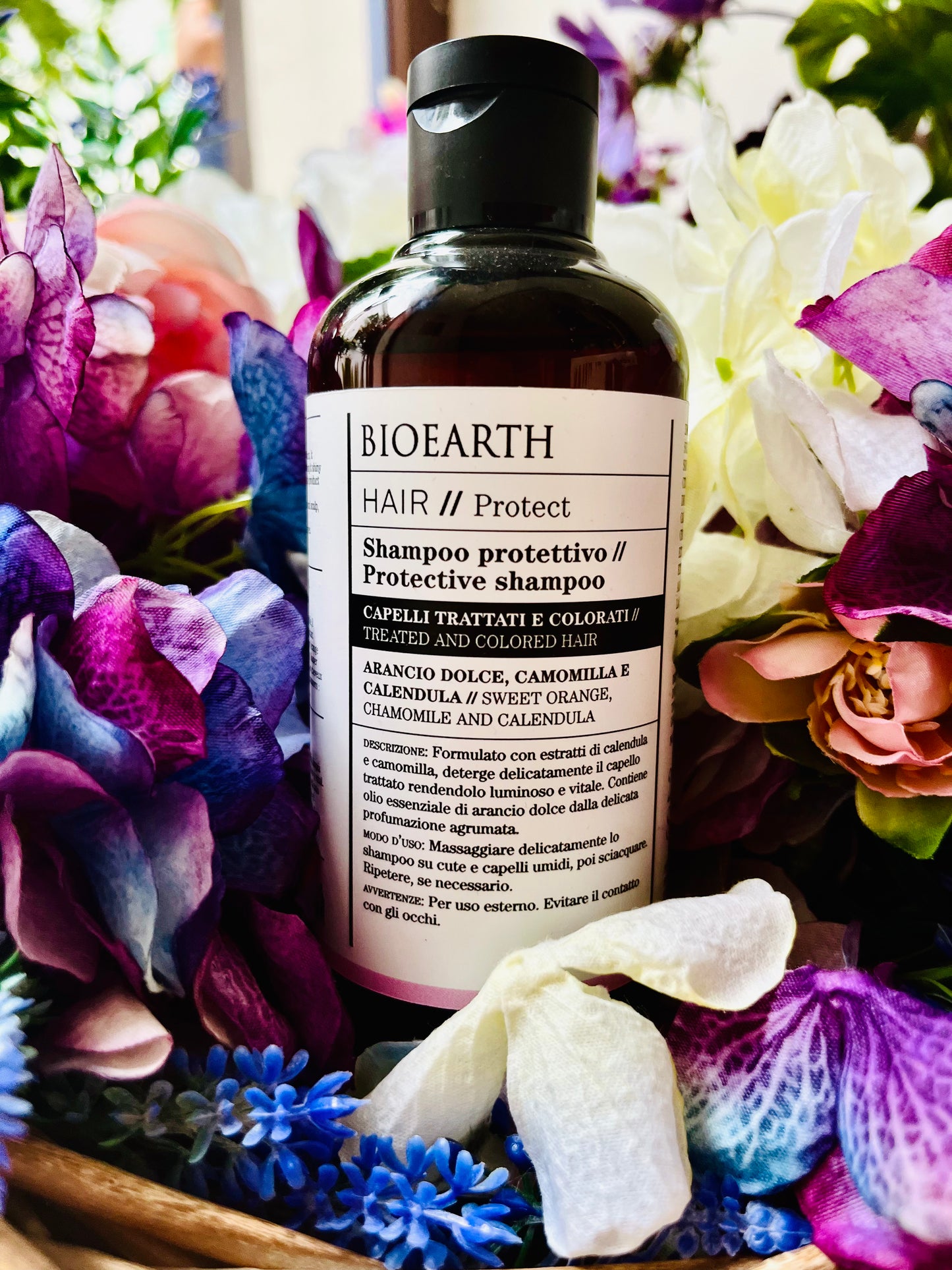 Formulato con estratti di calendula e camomilla, deterge delicatamente il capello trattato rendendolo luminoso e vitale. Contiene olio essenziale di arancio dolce dalla delicata profumazione agrumata.