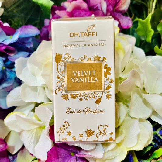 E' un profumo dal cuore dolce e rilassante di vaniglia e caramello che emerge da una nota di testa aromatica e resinosa di cardamomo. Si conclude con una lieve purezza di muschio bianco.