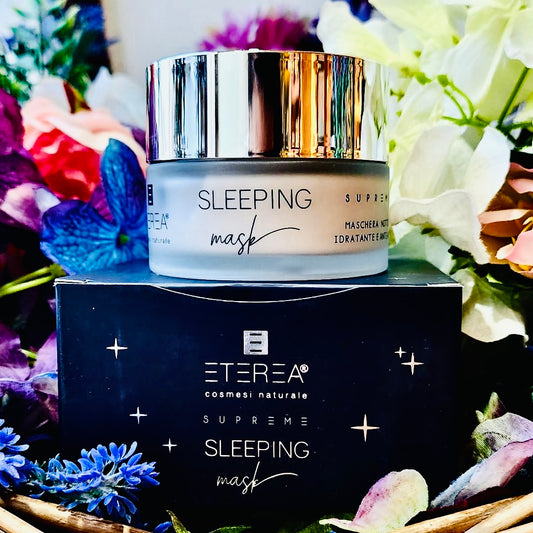 Pregiata maschera viso notturna, formulata con un'accurata selezione di ingredienti per un'intensa azione idratante, lenitiva, anti-age, antiossidante e riparatrice. Progettata per ottimizzare l'idratazione cutanea durante il riposo notturno, questa formula previene la disidratazione e lavora mentre dormi per rivelare una pelle visibilmente più sana, rilassata e morbida al risveglio.