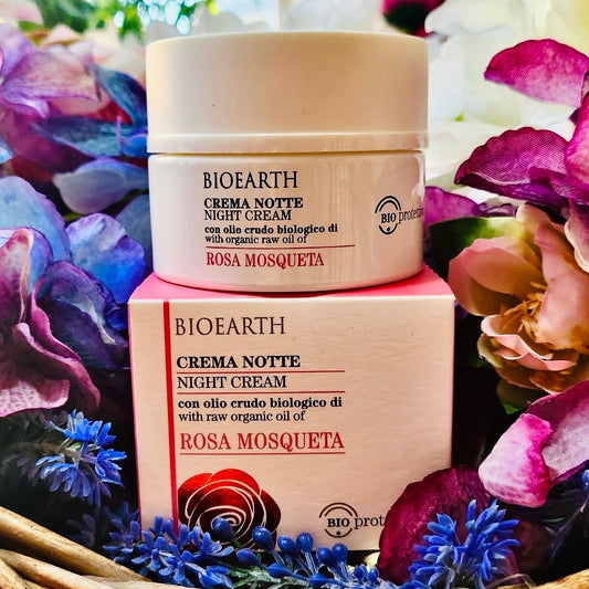 Formula adatta a tutti i tipi di pelle, in particolare quelle mature, secche e atoniche. Ideale per rivitalizzare e favorire i processi notturni di rinnovamento, è formulata con Acido ialuronico e olio crudo biologico di Rosa mosqueta, ora arricchita con acqua di Rosa damascena da agricoltura biologica.