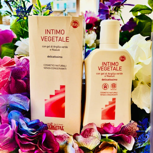 Grazie al puro olio essenziale Gold di Niaouly e al gel di argilla verde ricco di oligoelementi naturali, l’Intimo Vegetale lava delicatamente, protegge e dona un piacevole senso di freschezza. Senza conservanti.