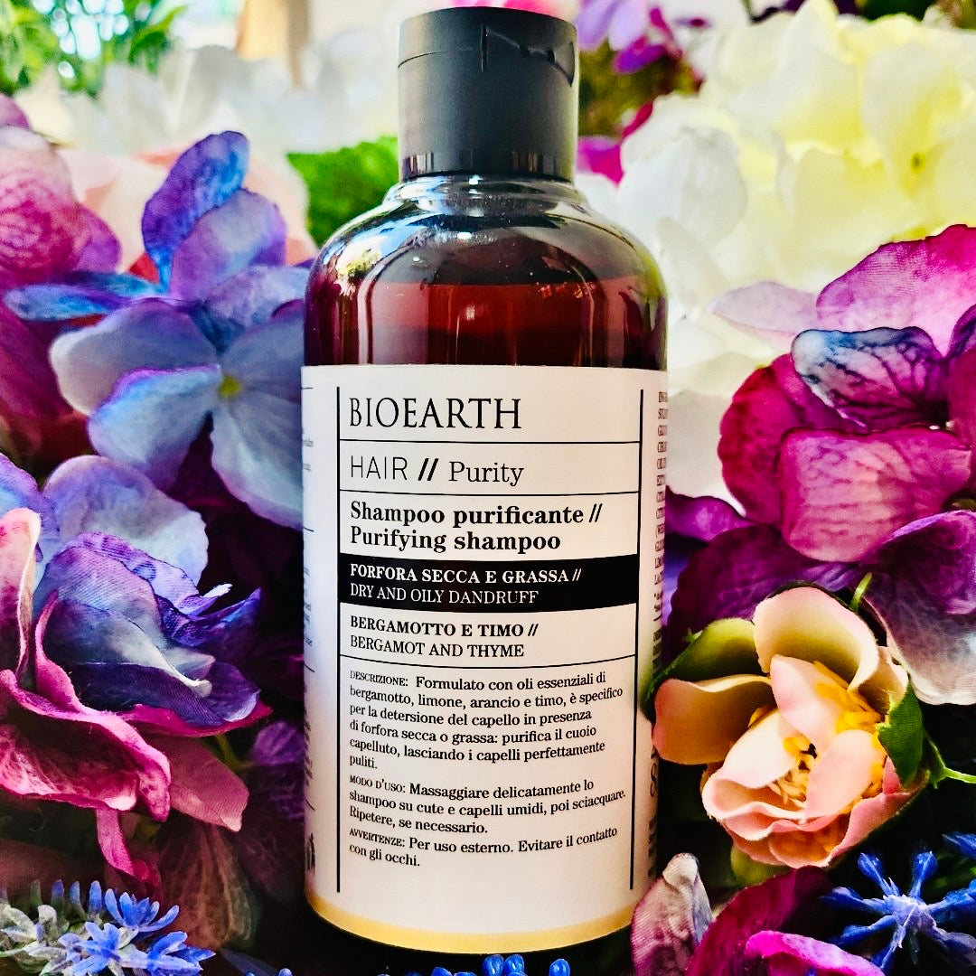 Shampoo purificante per il trattamento degli inestetismi della cute con forfora secca e grassa.  Formulato con oli essenziali di bergamotto, limone, arancio e timo che purificano e calmano la cute sensibile e iper-reattiva. Lascia i capelli perfettamente puliti ed elimina le scaglie di forfora.