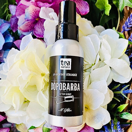 Il Dopobarba all’Aloe Tea, ricco di principi attivi da piante ed olii essenziali, usato dopo la rasatura ha azione lenitiva e sfiammante.