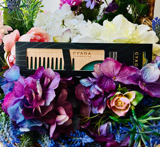 Gyada Cosmetics- Pettine in legno con manico